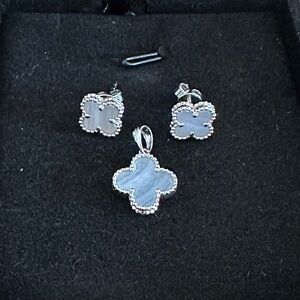 18k Au750 HK settings White Gold Chalcedony Clover Earrings